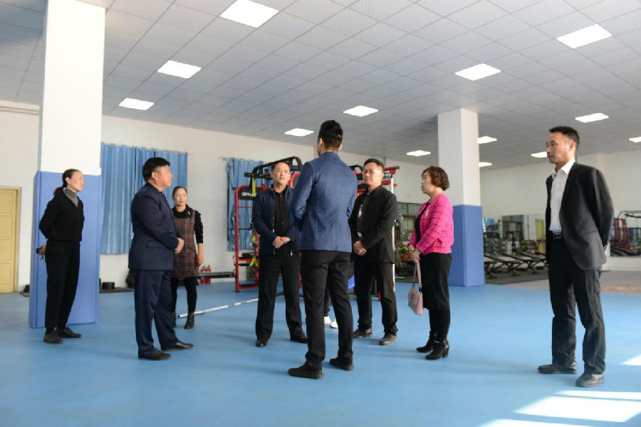 参观bbin宝盈游戏官网健身实训中心并体验健身器材.jpg