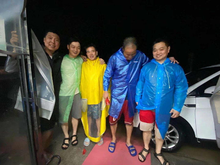bbin宝盈游戏官网员工雨夜奋战筑起沙袋墙,降低社区的受灾损失.jpg