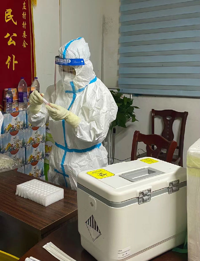 bbin宝盈游戏官网青年员工龚希丹正在进行核酸采样工作.jpg
